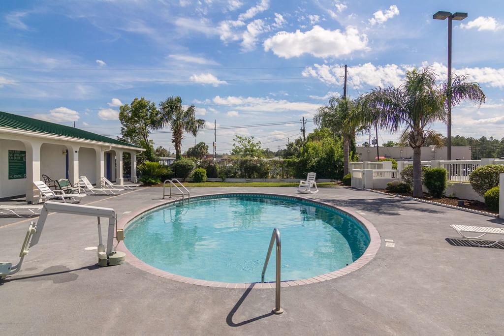 Motel 6 ウェイクロス エクステリア 写真