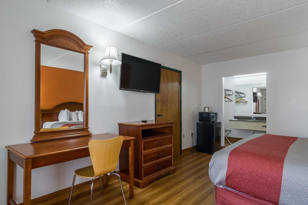 Motel 6 ウェイクロス エクステリア 写真