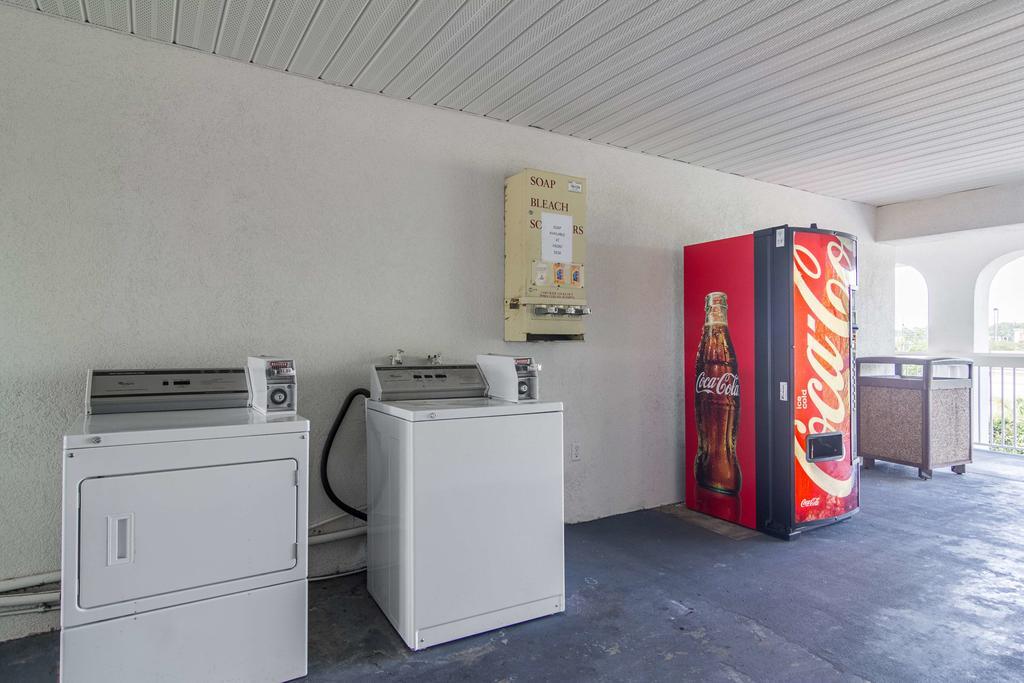 Motel 6 ウェイクロス エクステリア 写真